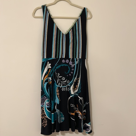 ELIE TAHARI viscose floral dress. Size 8 - Picture 6 of 6